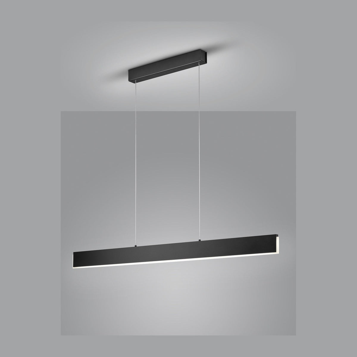 Suspension linéaire noire vue de face, diffuseur LED blanc sur la face inférieure