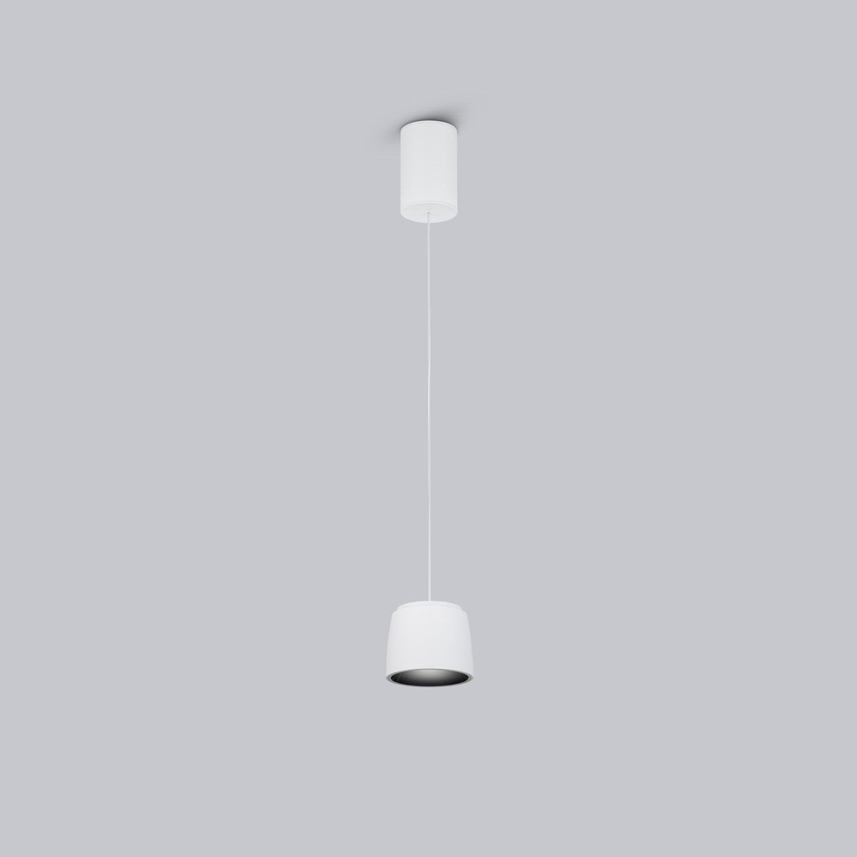 Suspension blanche vue de face sur fond gris, abat-jour tambour et câble fin