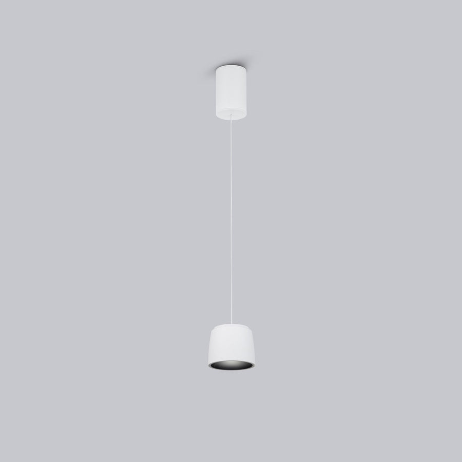 Suspension blanche vue de face sur fond gris, abat-jour tambour et câble fin