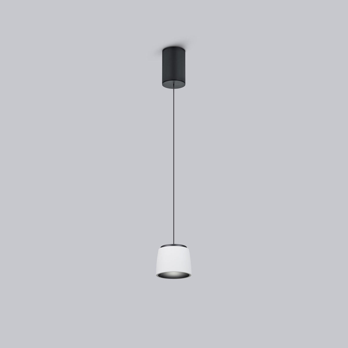 Suspension noire et blanche vue de face sur fond gris, abat-jour cylindrique.