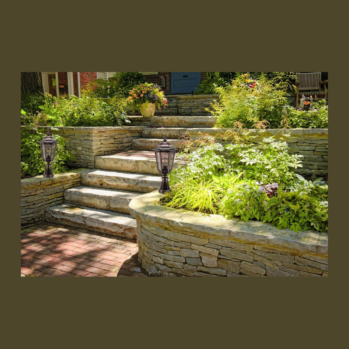 Mise en ambiance : deux bornes éclairent un escalier de pierre dans un jardin fleuri.