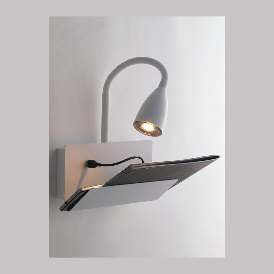 Applique murale blanche avec tablette et câble USB, tête conique allumée.