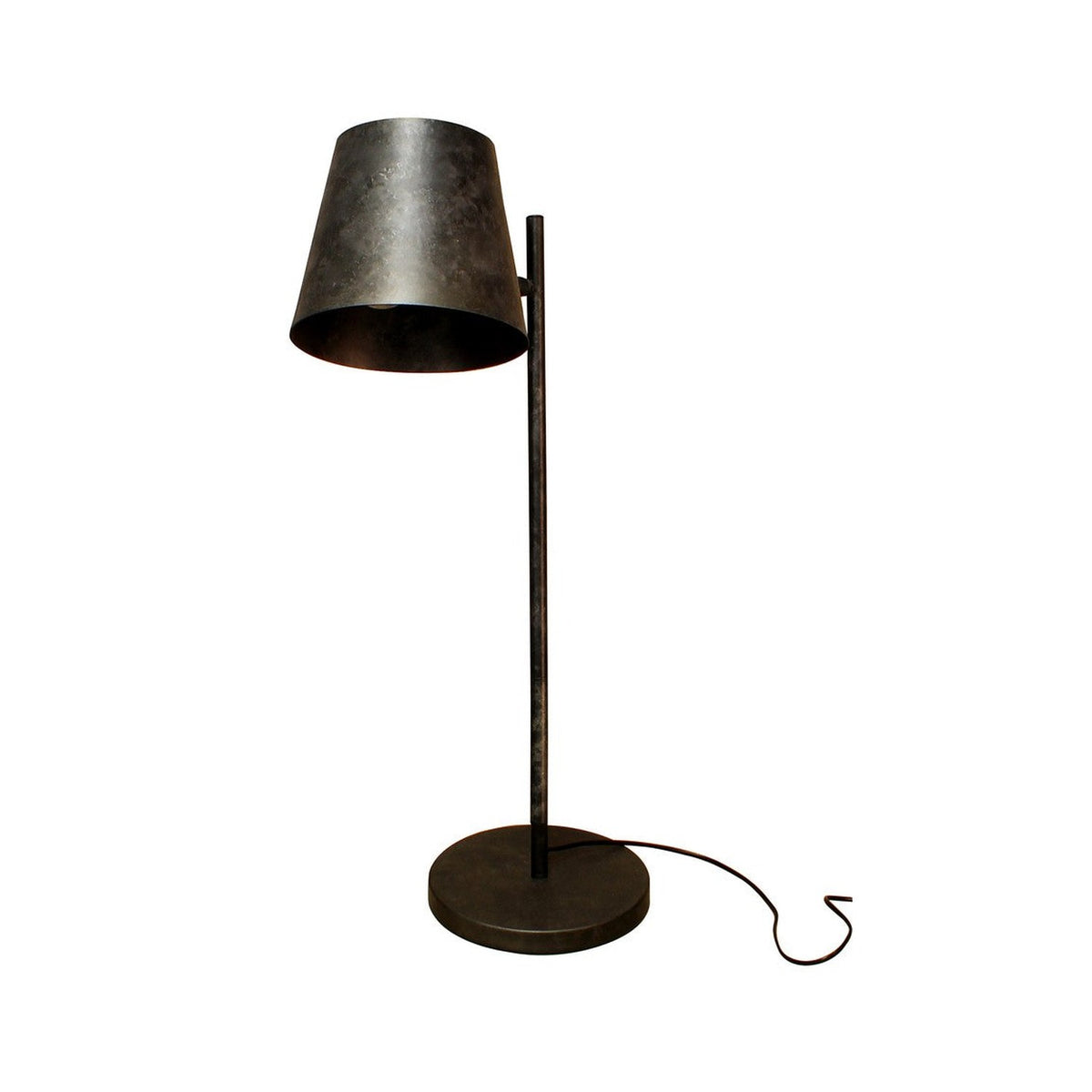 Lampe à poser en métal rouillé vue de face, abat-jour conique et cordon au sol