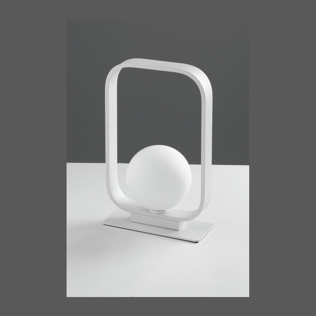 Lampe à poser blanche de face, cadre rectangulaire arrondi et globe sphérique opaque
