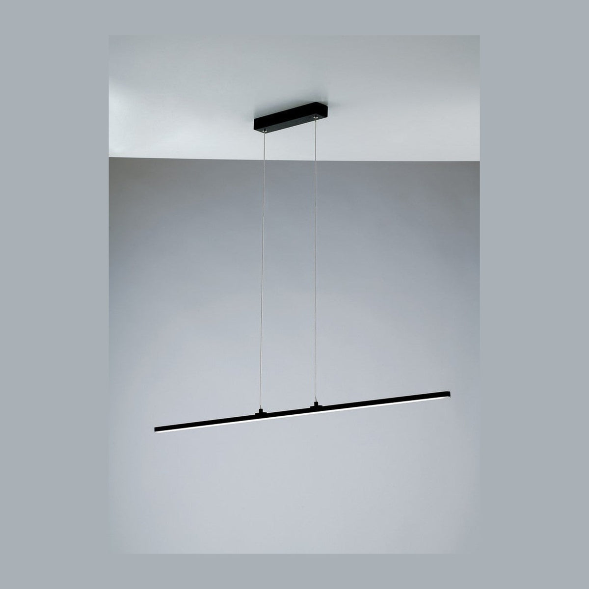 Vue de face du luminaire suspendu noir, barre fine sous un plafond gris