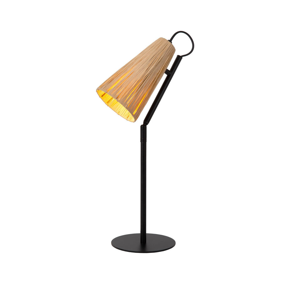 Lampe à poser noire avec abat-jour conique en rotin incliné sur fond blanc