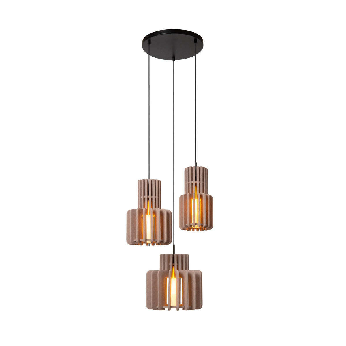 Vue d'ensemble de la suspension trois lumières, abat-jours taupe allumés sur fond blanc