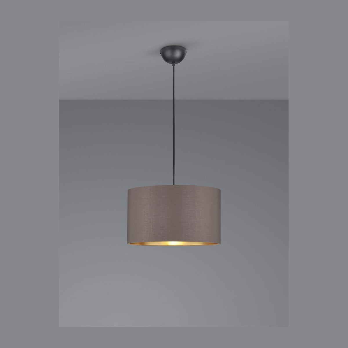 Suspension au grand abat-jour cylindrique en tissu taupe, vue de face sur fond gris