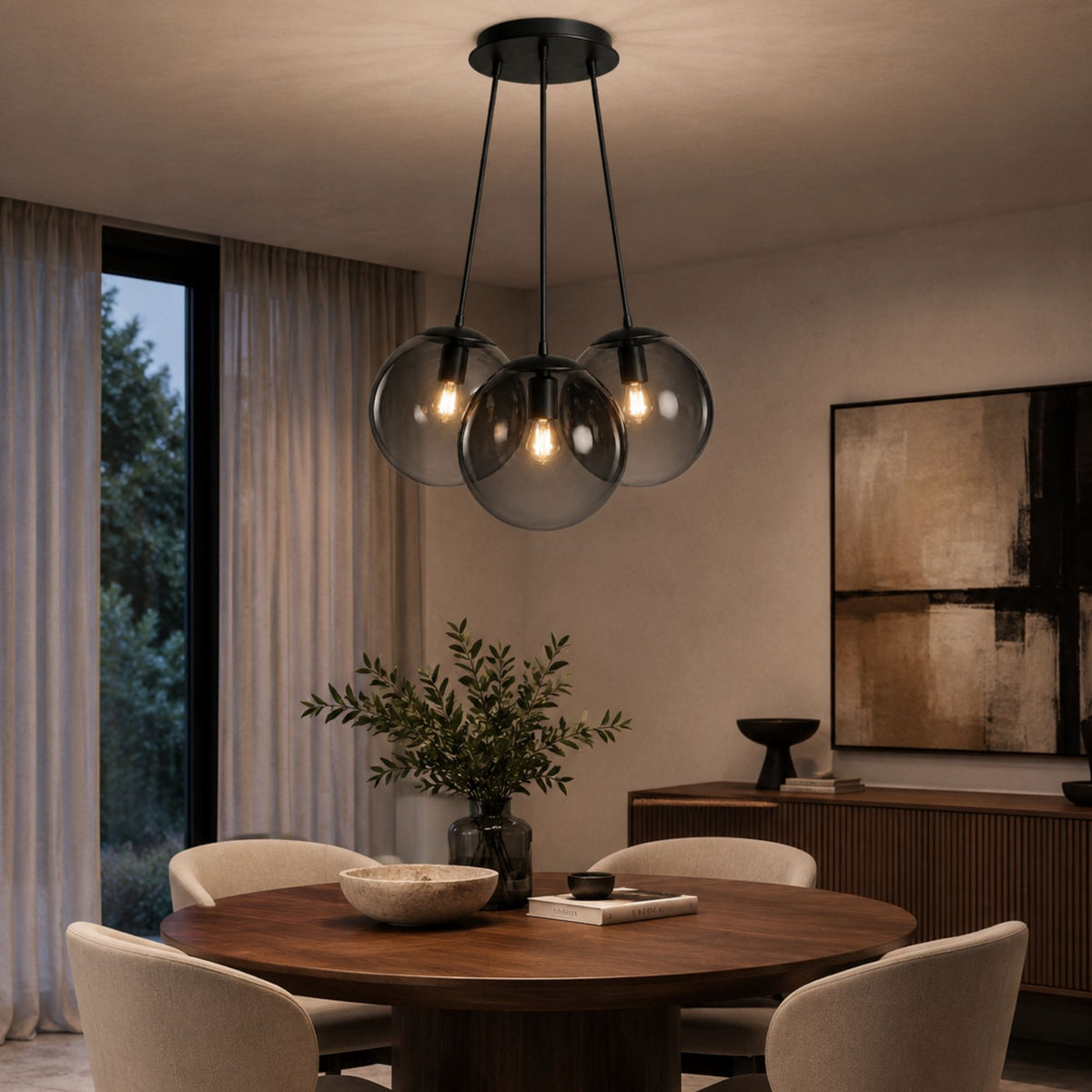 Suspension en verre fumé à trois globes au-dessus d'une table en bois