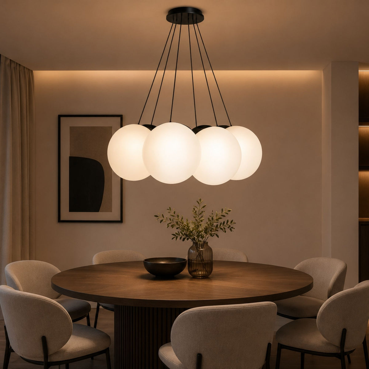Globes fumés ambrés suspendus au-dessus d'une table ronde en bois, intérieur chaleureux