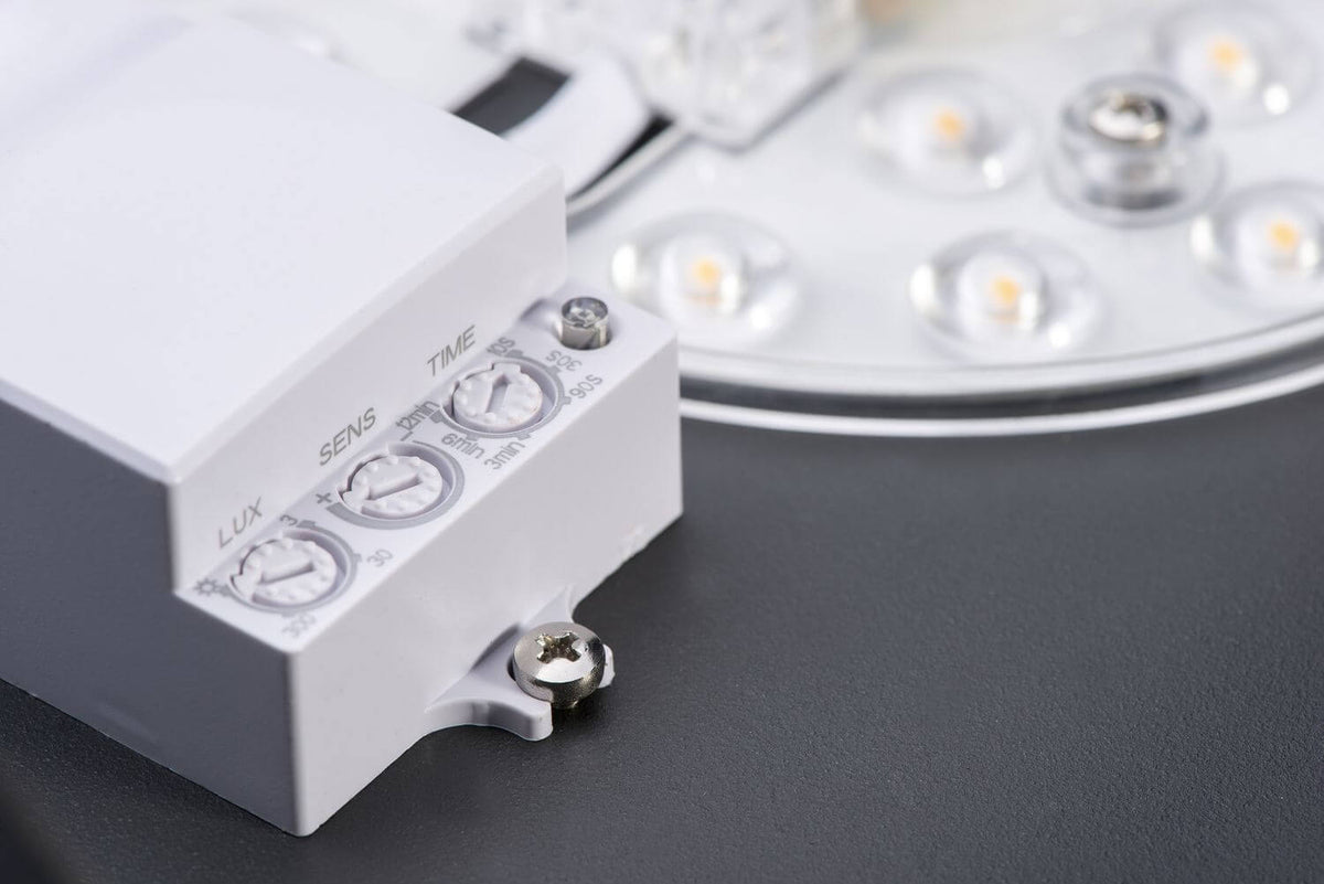 Détail du module LED et du capteur avec réglages de luminosité, sensibilité et temporisation