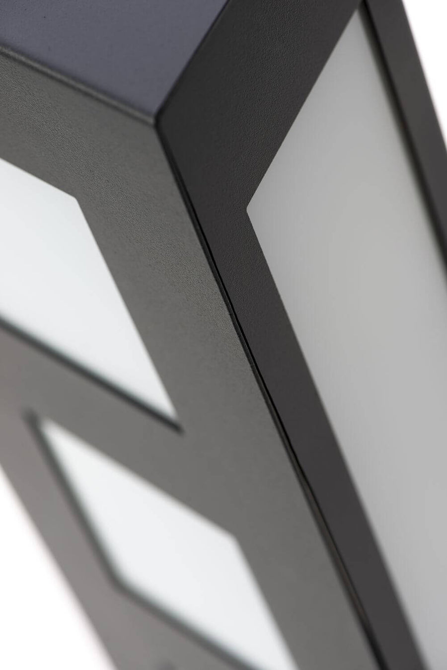Détail rapproché de l'angle et de la finition texturée anthracite du luminaire.