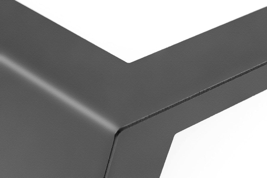 Gros plan sur l'angle supérieur et la texture granuleuse de la finition anthracite.