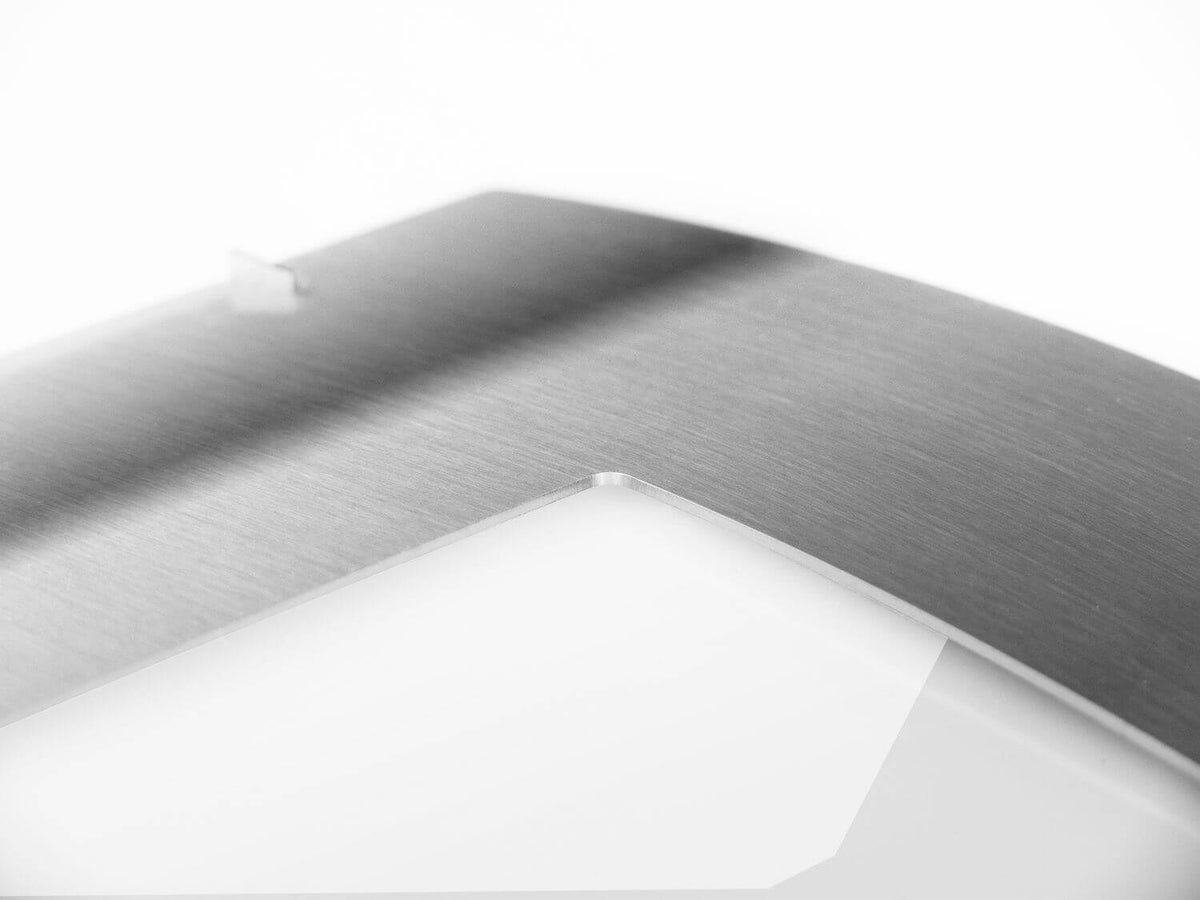 Détail de la finition brossée et du diffuseur blanc translucide