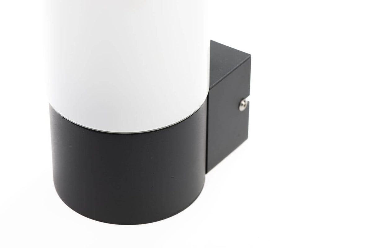 Détail de la fixation murale anthracite et du bas du diffuseur blanc cylindrique.