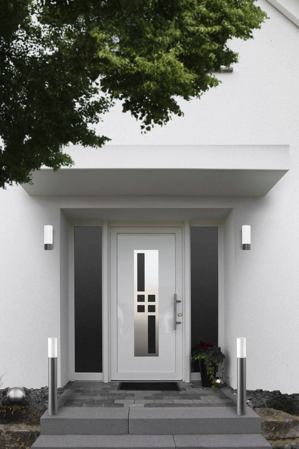 Mise en ambiance d'une entrée avec deux appliques murales sur façade blanche et porte moderne.