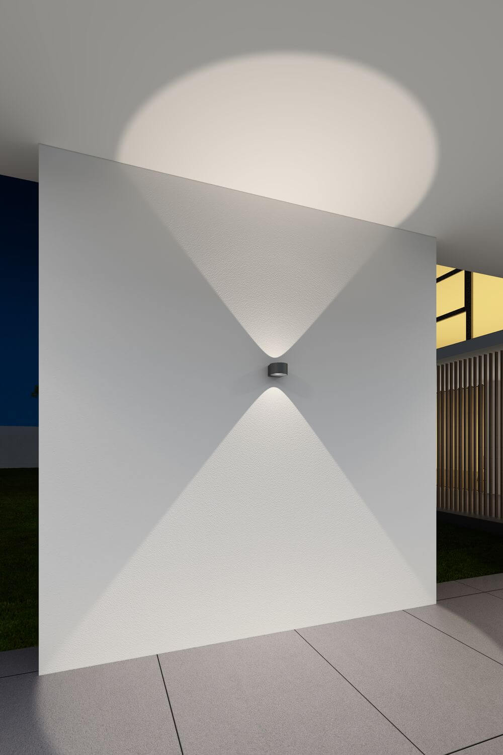 Mise en ambiance nocturne sur un mur blanc avec double faisceau haut et bas