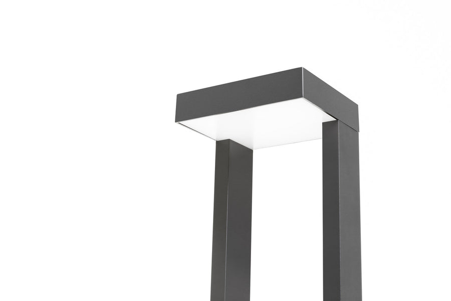 Détail de la tête : diffuseur blanc sous un capot plat rectangulaire anthracite
