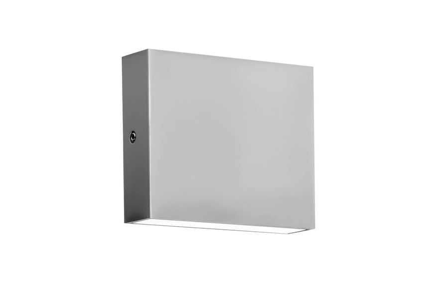 Vue de trois quarts d'une applique murale en inox avec vis apparente.