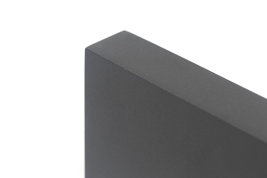 Détail du coin supérieur montrant la finition texturée gris anthracite du boîtier