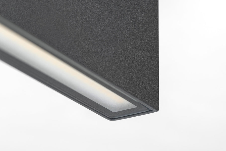 Gros plan du diffuseur blanc et de la source LED en partie basse