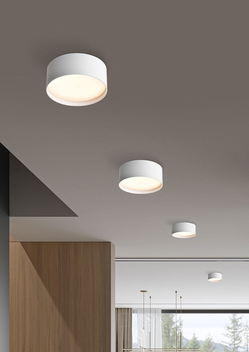 Mise en ambiance intérieure avec plusieurs plafonniers blancs allumés, fixés au plafond.