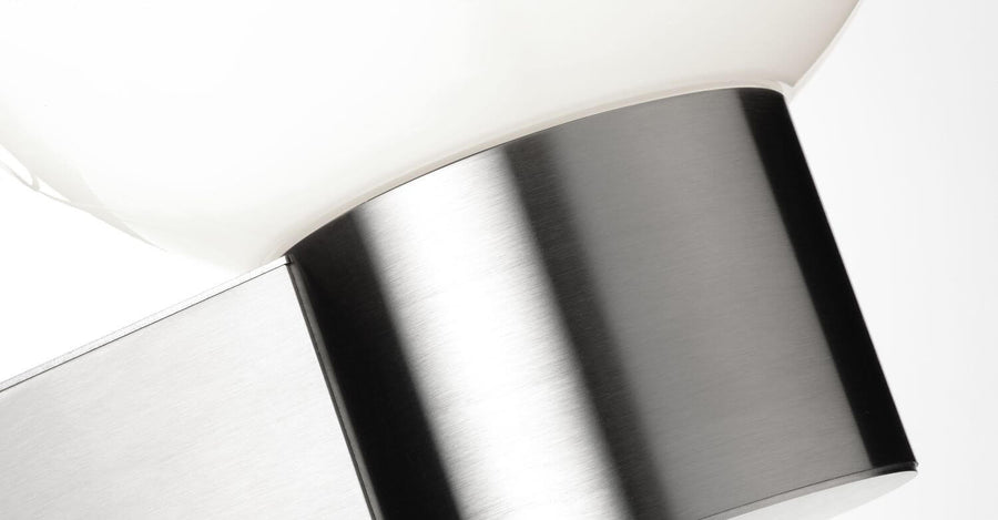 Détail de la finition inox brossé et du raccord avec le globe en verre blanc