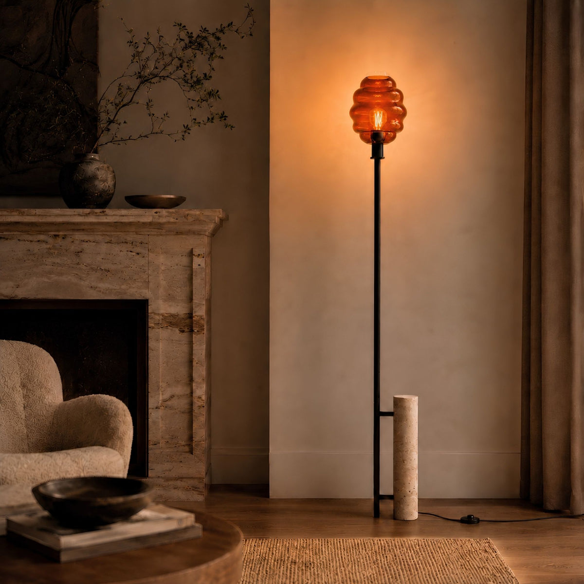 Lampadaire sur parquet devant une cheminée en travertin et un fauteuil bouclé