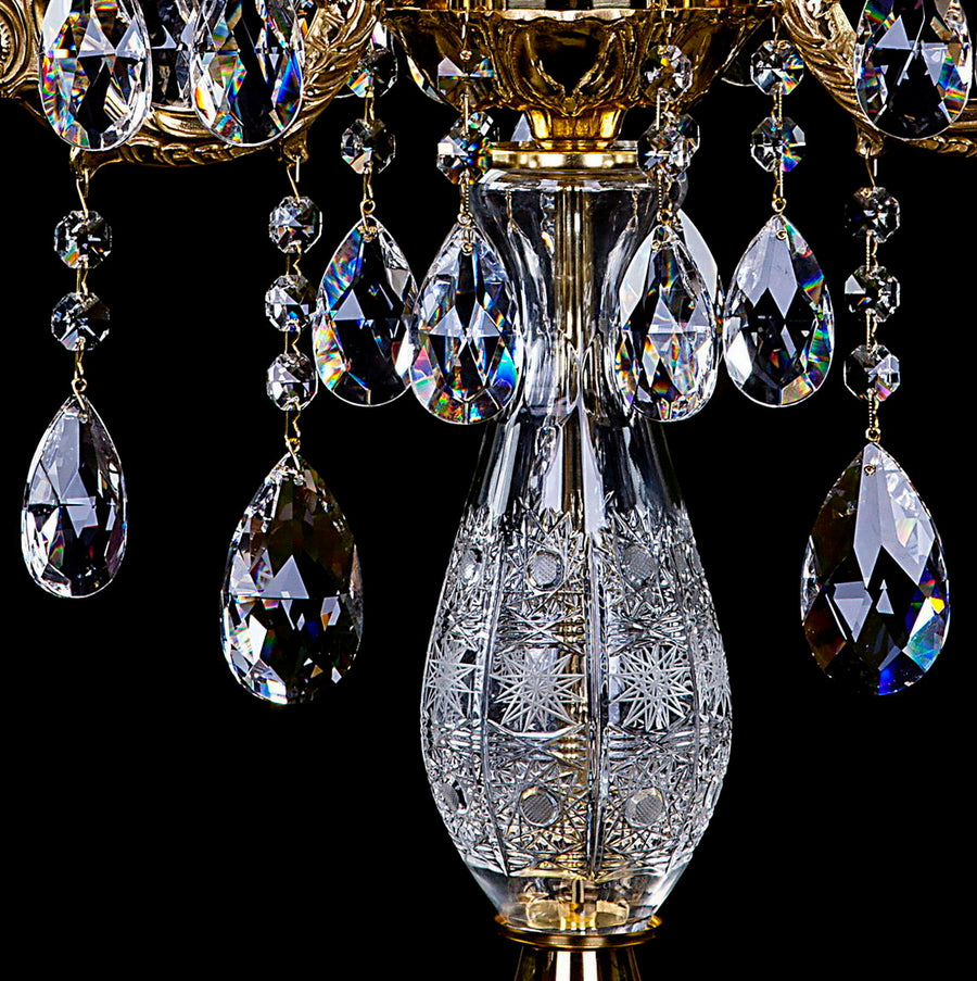 Détail rapproché des pendentifs en cristal facetté devant le fût gravé