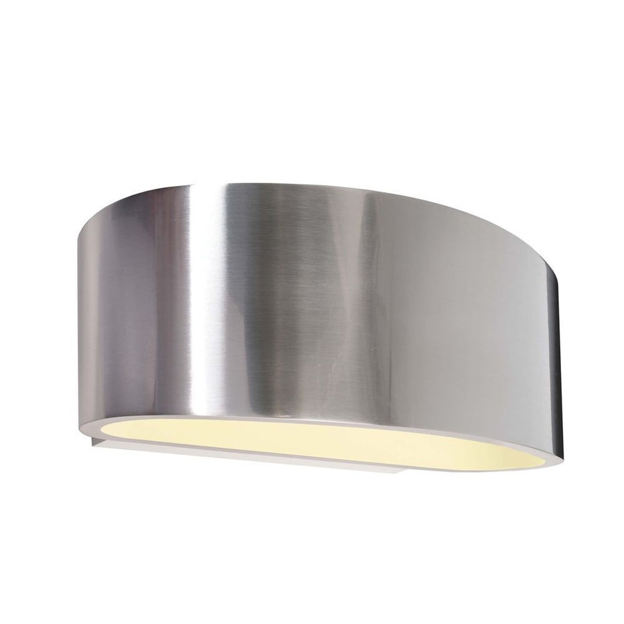 Applique murale argentée brossée vue de face, diffuseur oval blanc sous le corps courbé