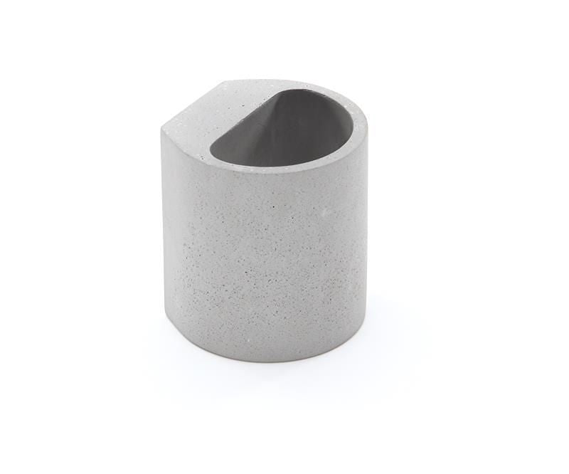 Vue de trois quarts de l’applique en béton gris, ouverture ovale et surface brute.
