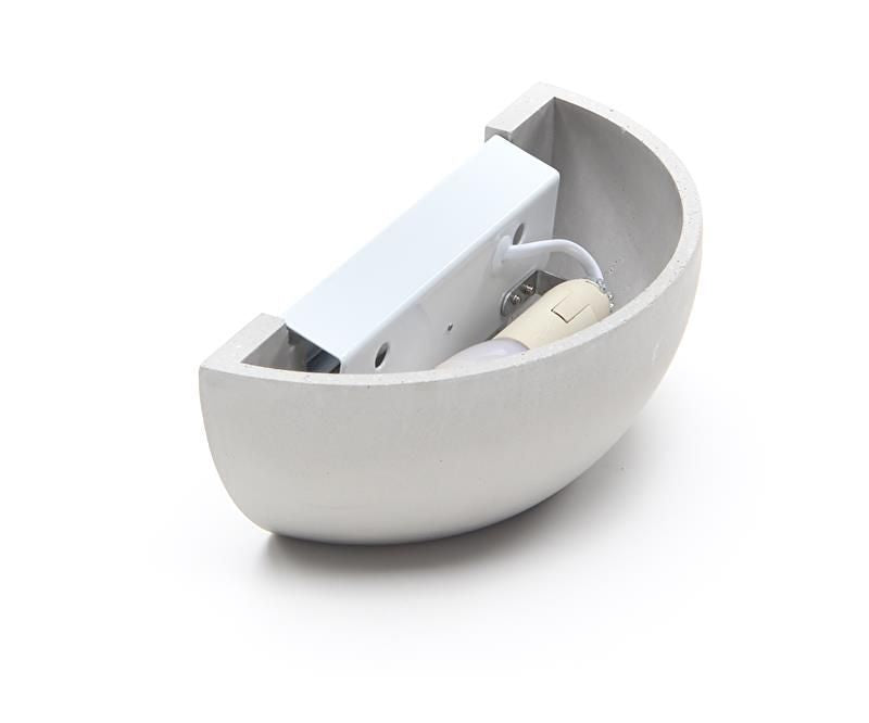 Vue inclinée de l'intérieur, douille et module blanc avec câblage apparent.