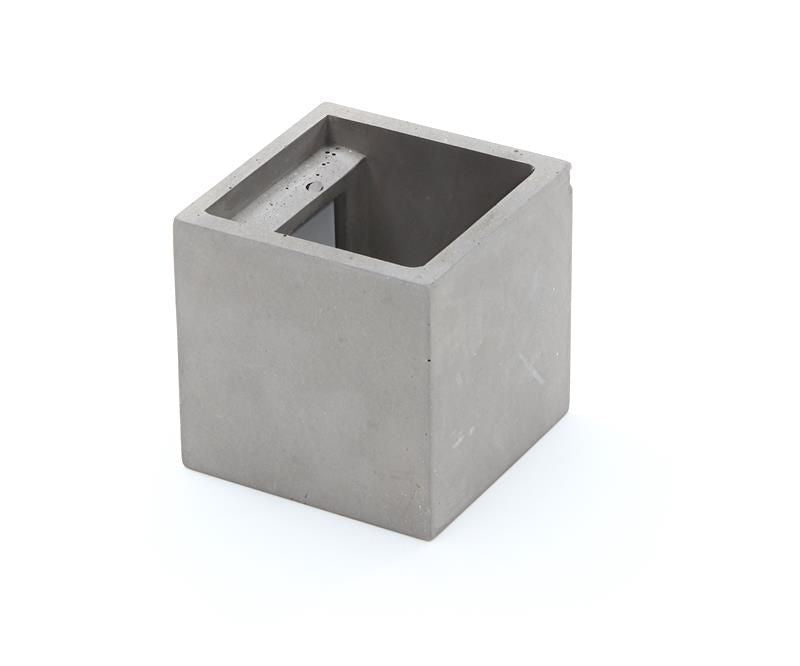 Vue en plongée du bloc de béton et de son ouverture