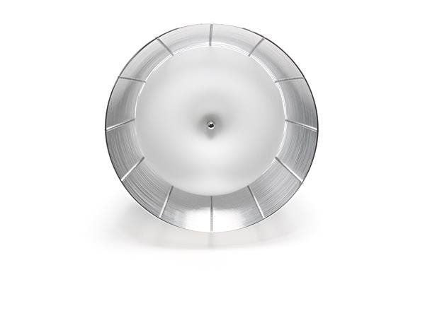 Vue de dessus du luminaire, disque métallique argenté à segments rayonnants.