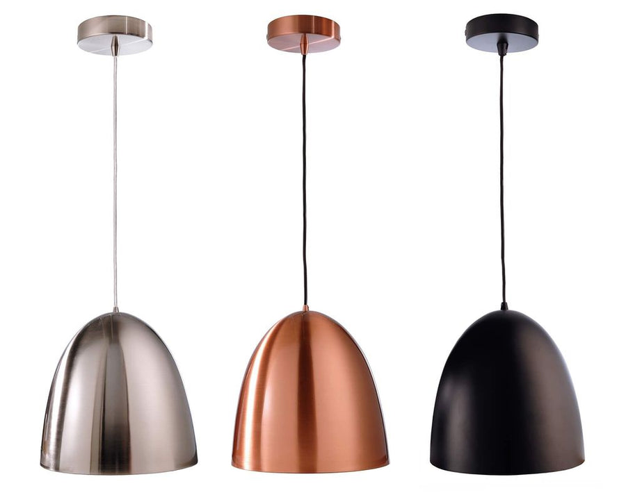 Trois suspensions alignées en finitions chrome, cuivre et noire.
