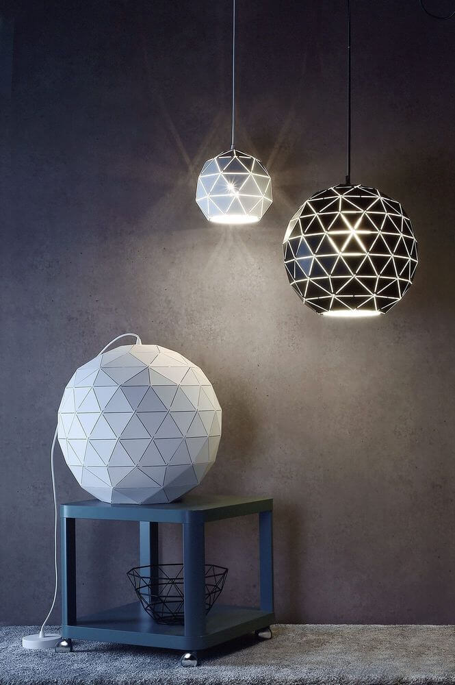 Mise en ambiance avec plusieurs luminaires géométriques allumés dans une pièce sombre