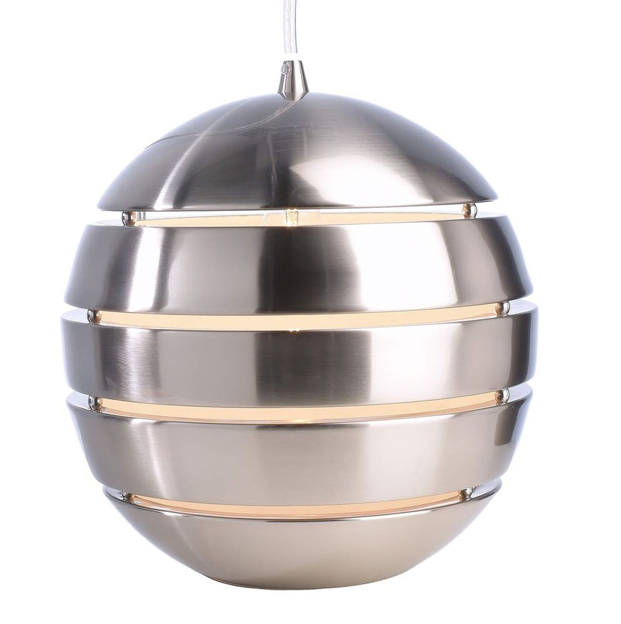 Détail du globe en inox brossé et des anneaux dorés qui le ceinturent.