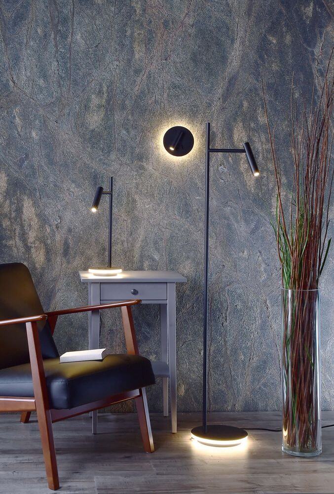 Mise en ambiance : lampe de table et grand modèle au sol devant un mur gris