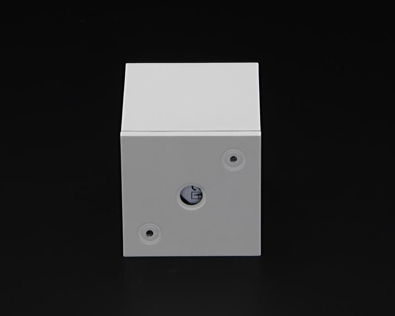Dos du luminaire blanc avec trois vis de fixation et passe-câble central.