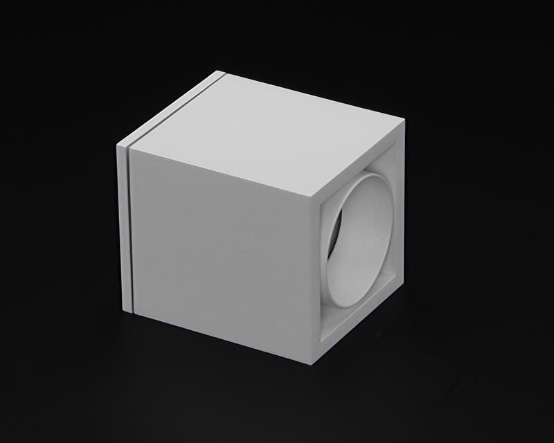 Vue de côté du cube blanc avec ouverture circulaire sur la face latérale.