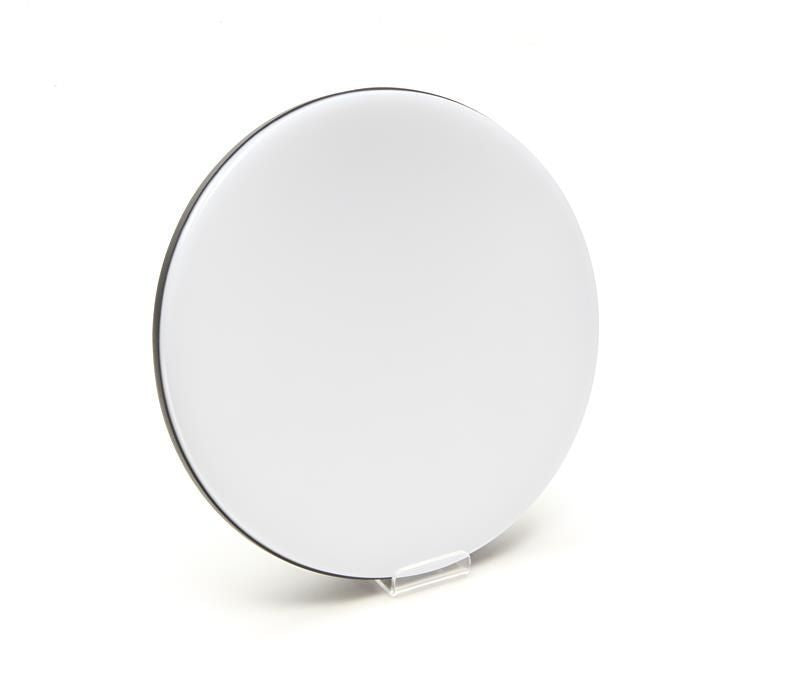 Autre vue de trois quarts du luminaire rond blanc présenté sur un support transparent.