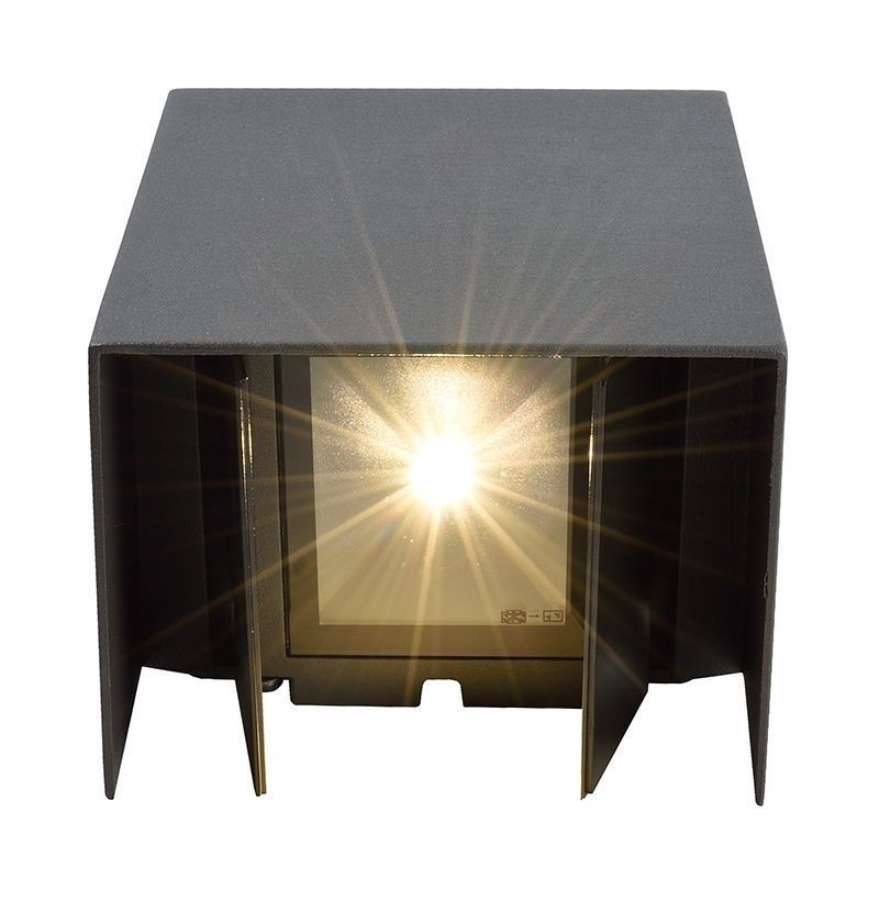 Vue de face rapprochée, lumière vive traversant le verre dépoli de l'applique.