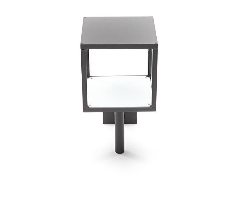 Vue de face du luminaire cubique gris, verre transparent et structure carrée.