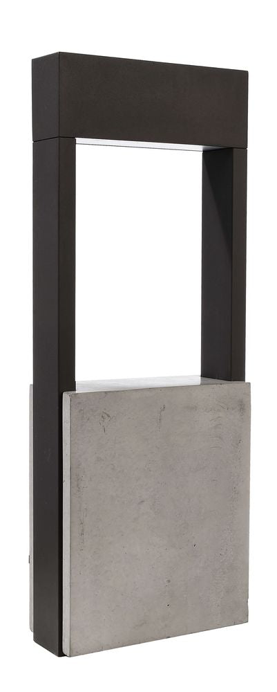 Vue rapprochée du luminaire, montrant le cadre sombre et le bloc de béton brut.