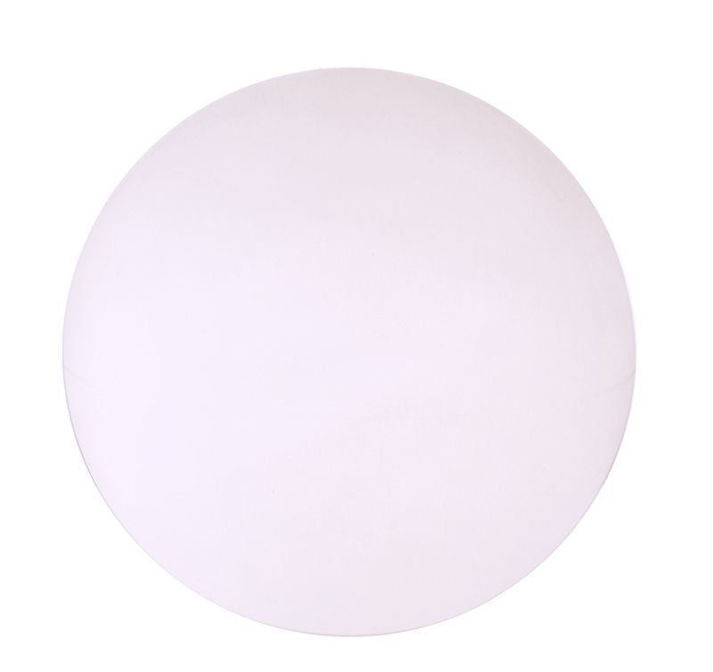 Sphère blanche faiblement éclairée, surface lisse, vue de face sur fond blanc