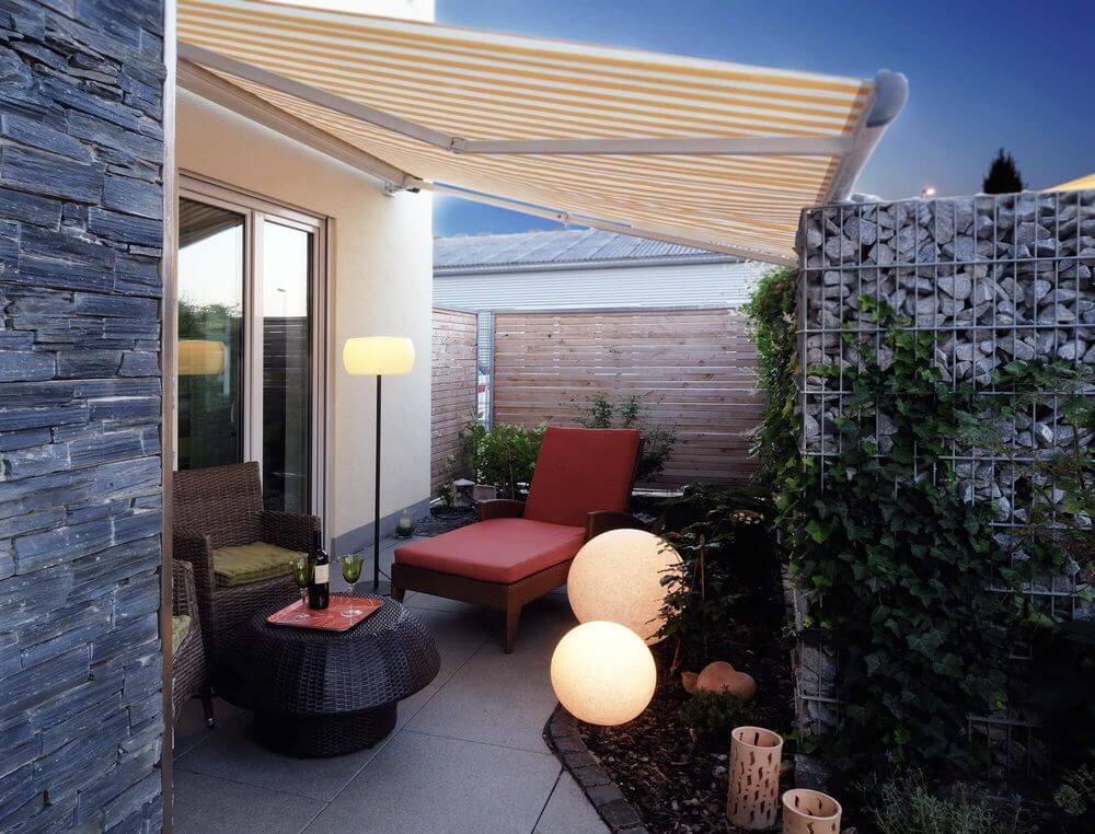 Mise en ambiance extérieure avec deux sphères lumineuses posées au sol sur une terrasse