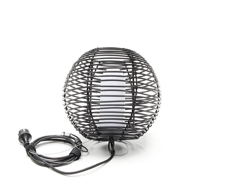 Vue de la suspension sphérique noire avec le câble noir enroulé au sol.
