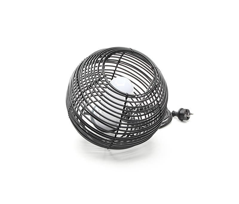 Gros plan sur la suspension sphérique noire et sa prise électrique, sur fond blanc.