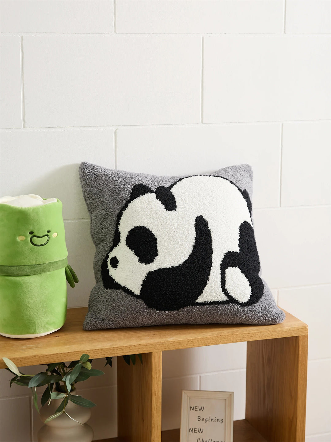Taie d'oreiller tricotée en forme de panda mignon | Designix - Taies d'oreiller Gris Foncé 45x45cm  - https://designix.fr/