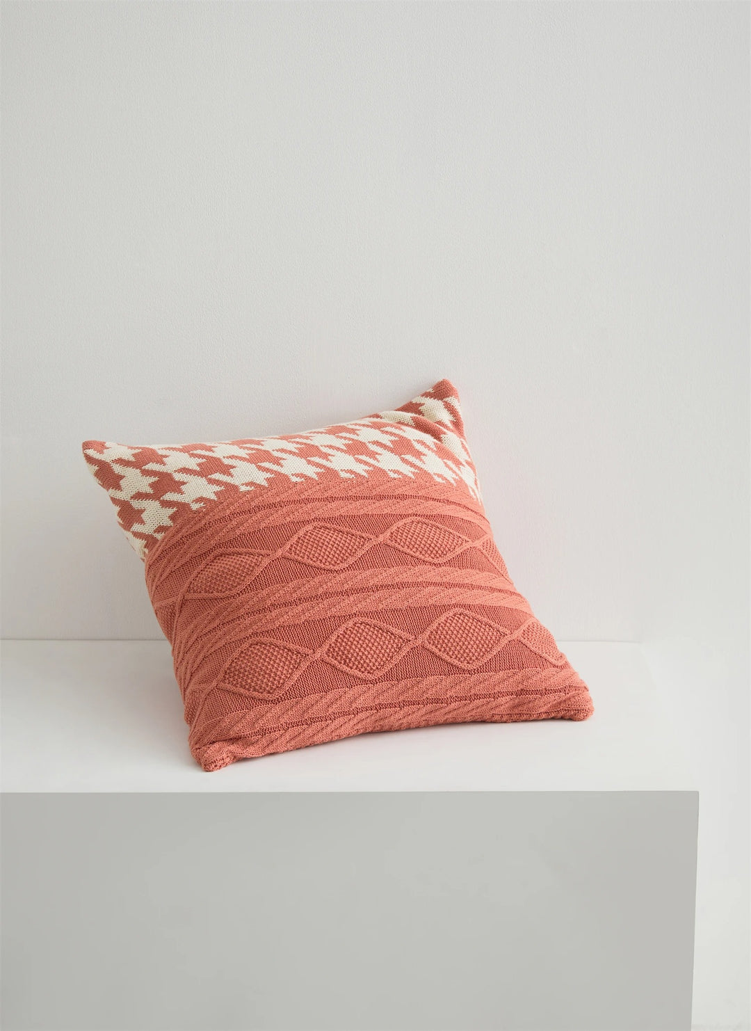 Taie d'oreiller en tricot pied-de-poule | Designix - Taies d'oreiller    - https://designix.fr/